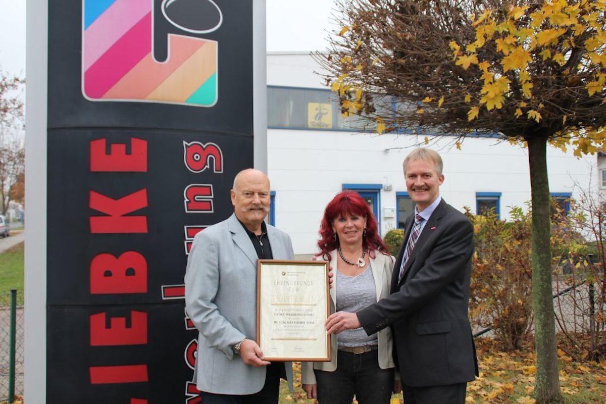 50 Jahre Liebke-Werbung: Urkunden-Übergabe an Herbert und Karola Liebke durch Handwerkskammer-Hauptgeschäftsführer Burghard Grupe (r.)