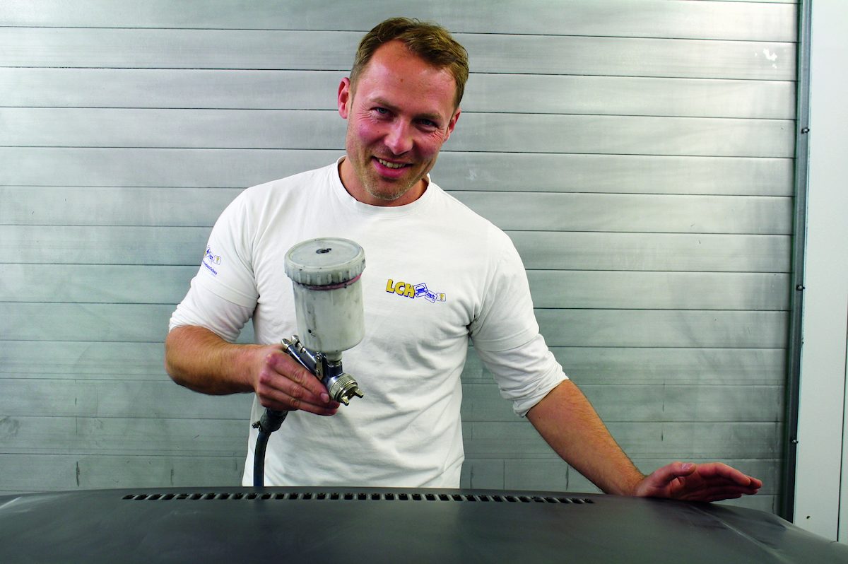 Daniel Heger bei der Arbeit in seiner Lackiererei.