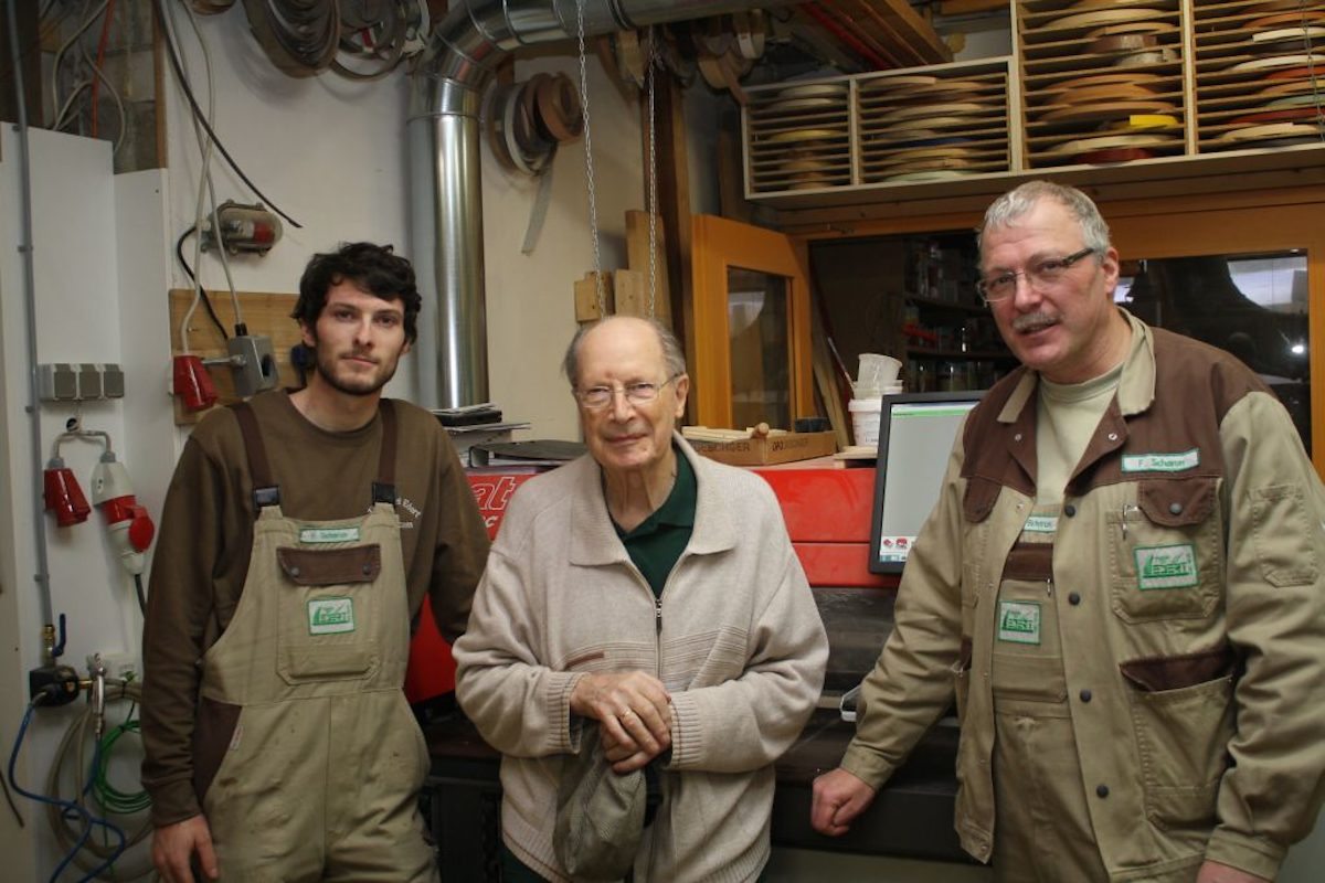 Drei Tischlergenerationen: Hendryk Scharun, Ernst-Wilhelm Edert und Frank Scharun (v.l.) in der Werkstatt.