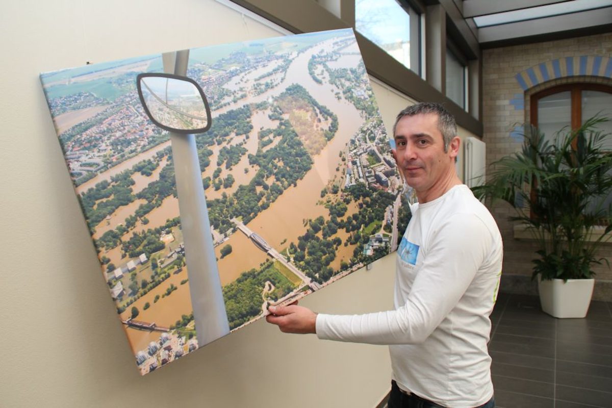 Aufbau der Ausstellung: Steffen Lehmann montiert seine 14 Luftbildaufnahmen im Foyer der Handwerkskammer. Das Bild zeigt ihn mit einer Kamera-Drohne.