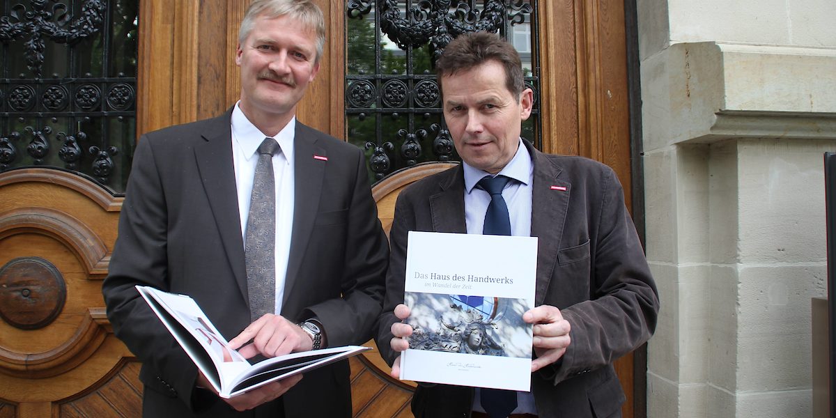 Handwerkskammer-Präsident Hagen Mauer (rechts) und Hauptgeschäftsführer Burghard Grupe präsentieren das Buch "Das Haus des Handwerks im Wandel der Zeit". Handwerkskammer-Präsident Hagen Mauer (rechts) und Hauptgeschäftsführer Burghard Grupe präsentieren das Buch "Das Haus des Handwerks im Wandel der Zeit".