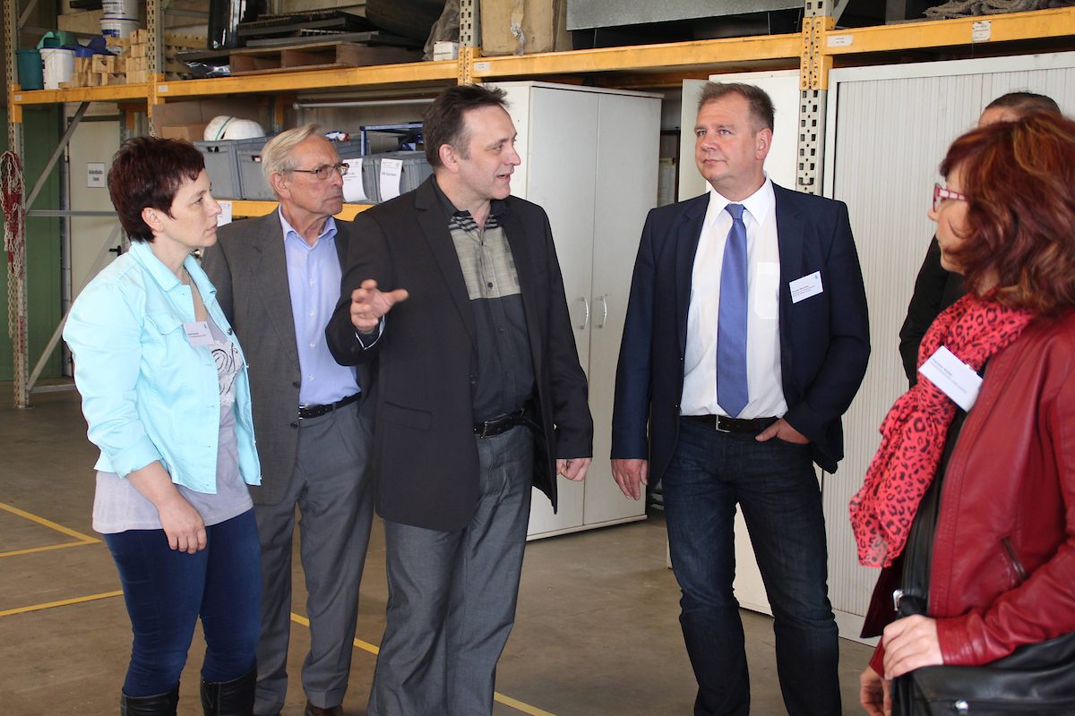 Thomas Krone (3.v.l.) informierte vor Ort in seinem Unternehmen Schutzgitteranlagen Krone einige interessierte Teilnehmer des Praxisworkshops.