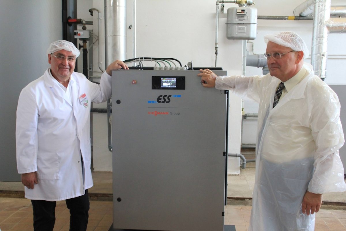 Startschuss per Knopfdruck: Landrat Hans Walker (r.) startete gemeinsam mit Geschäftsführer Reinhard Weber (l.) das Blockheizkraftwerk.