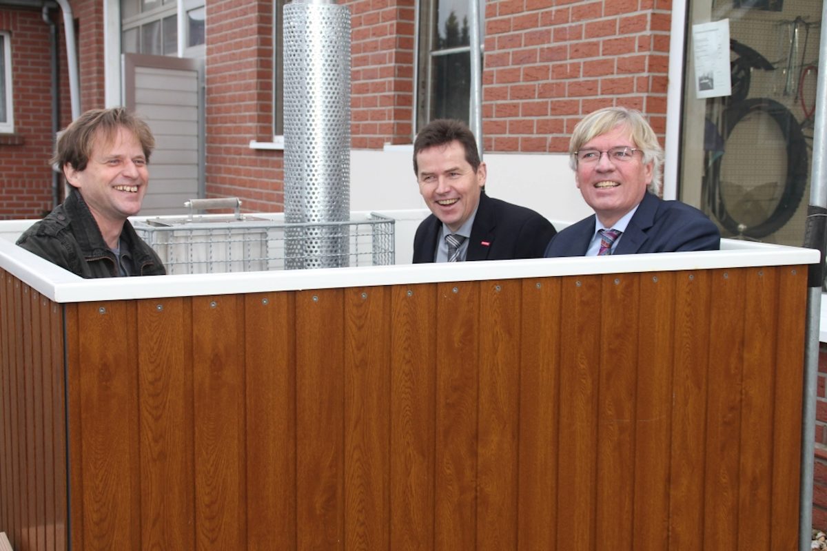 Probesitzen in der holzbeheizten Gartenbadewanne: Betriebsinhaber Heiko Meyer (l.), Kammerpräsident Hagen Mauer (M.) und Wirtschaftsminister Hartmut Möllring.