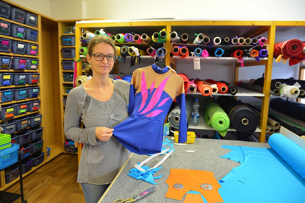 Glückliche Unternehmerin: Jana Wolter schneidert in Magdeburg Turn- und Tanzbekleidung.