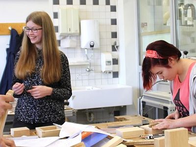 Girls'Day in der Tischlerwerkstatt des Berufsbildungszentrums der Handwerkskammer Magdeburg