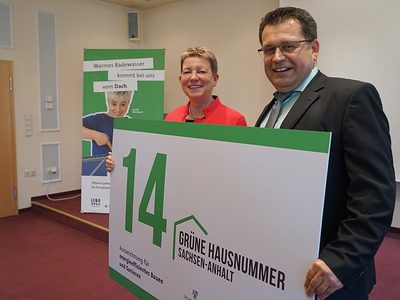 Energieministerin Prof. Dr. Claudia Dalbert und der Geschäftsführer LENA, Marko Mühlstein, mit der "Grünen Hausnummer".