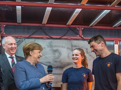 Bundeskanzlerin Dr. Angela Merkel trifft beim IHM-Messerundgang auf Wolf-Dieter Wittig und Auszubildende Meta Alinde Högg