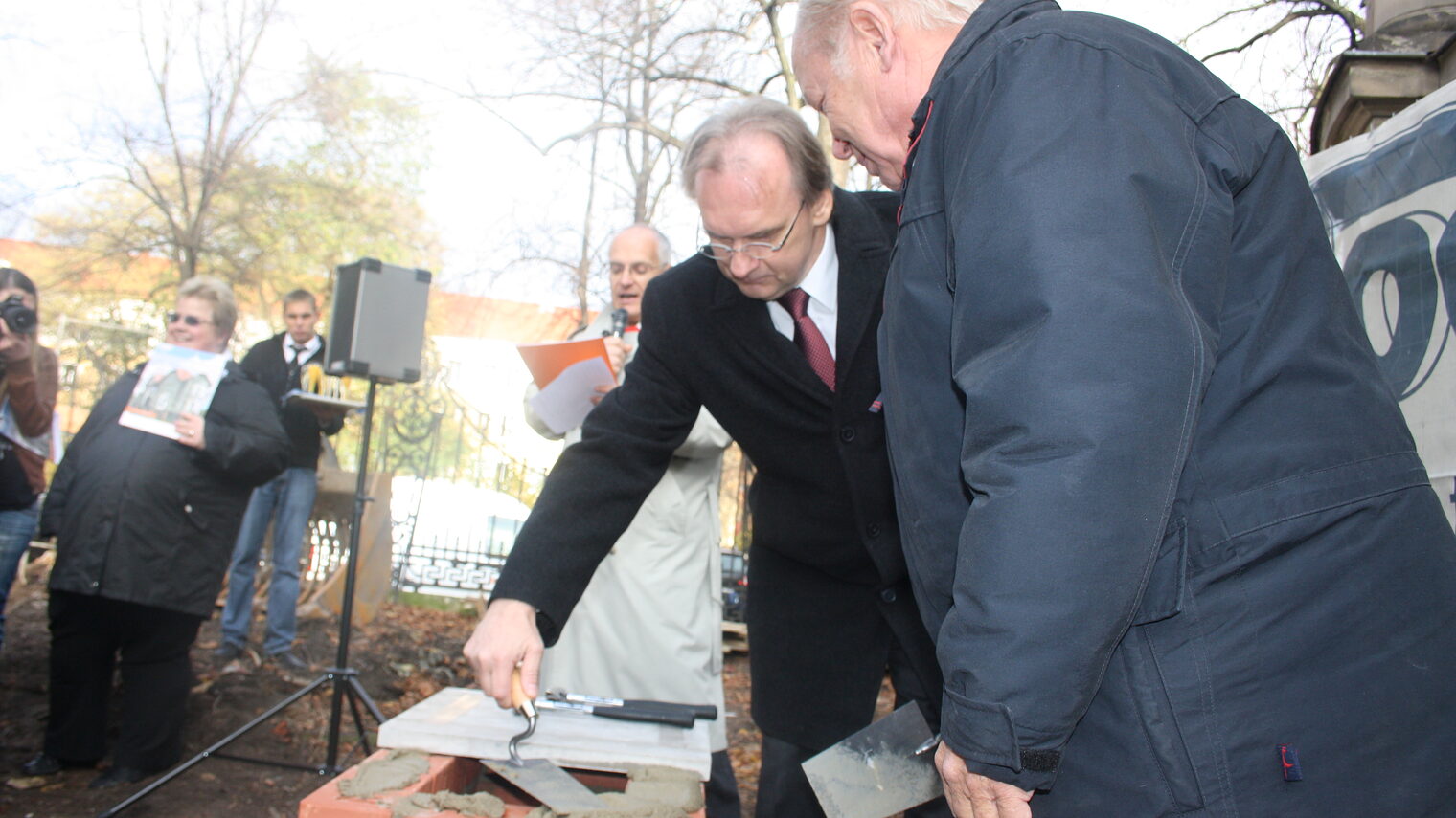 Wirtschaftsminister Dr. Reiner Haseloff und Präsident Werner Vesterling legen den Grundstein für das Haus des Handwerks.