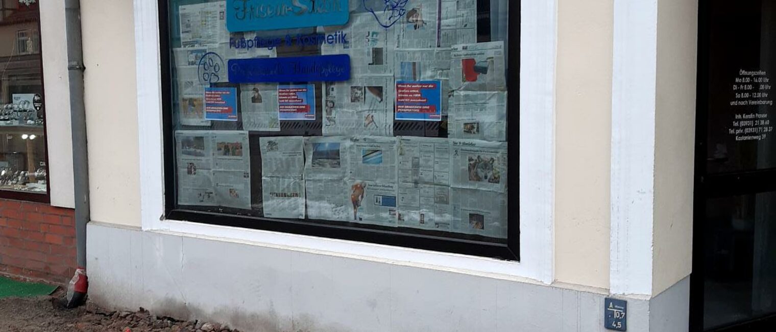 Auch Obermeisterin Kerstin Prause hat das Schaufenster ihres Salons in Stendal mit den Aktions-Plakaten beklebt.