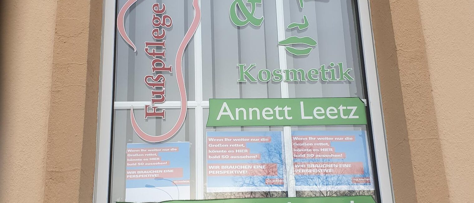 Gleich mehrmals h&auml;ngt das Plakat der Schaufenster-Aktion im Fenster des Kosmetik- und Fu&szlig;pflegesalons von Annett Leetz in Nedlitz.