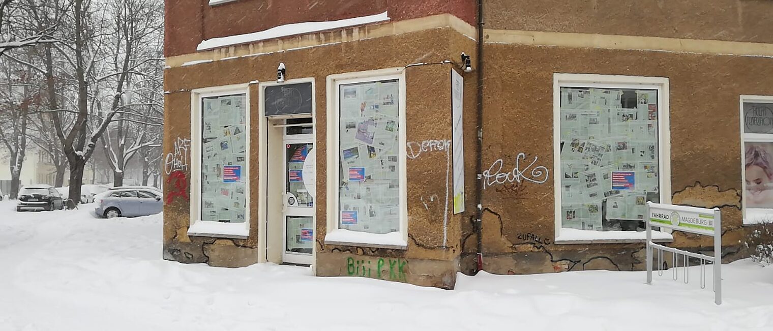 In den Schaufenstern von Hellas Friseursalon in Magdeburg kann man zwar Zeitung lesen, aber Haar schneiden ist derzeit nicht erlaubt. Um was es bei der Aktion geht, zeigen die Plakate.