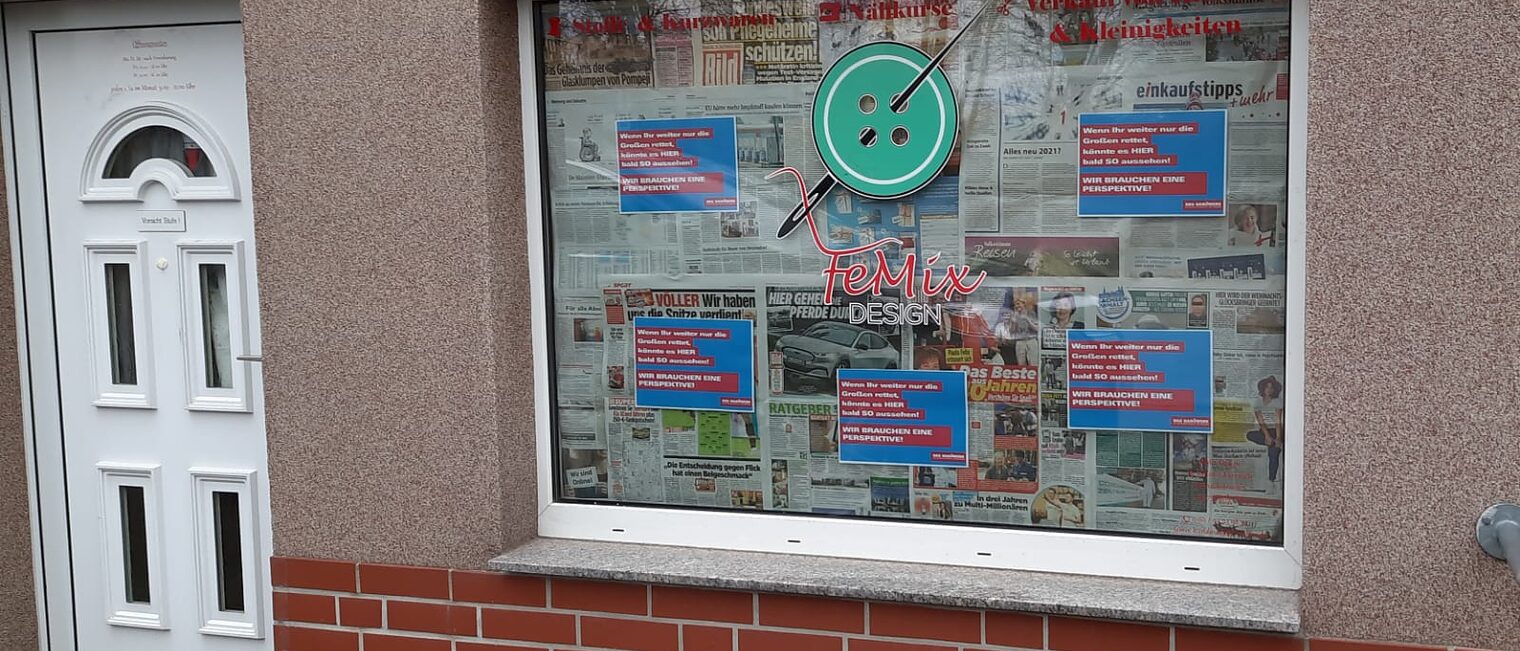 Gleich mehrfach hat Melanie Krannich die Aktions-Plakate an das Schaufenster ihres Salons in Biederitz geklebt.