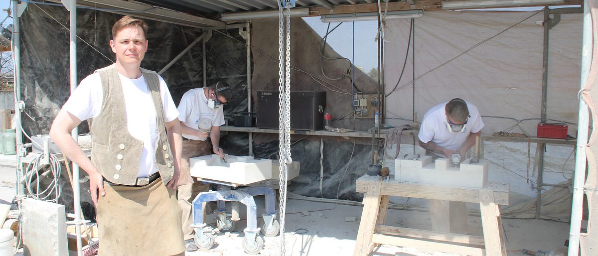 Auf dem Werkplatz: André Gravert (v.l.), Guido Hecker und Matthias Rodenstein bei der Arbeit. Auf dem Werkplatz: André Gravert (v.l.), Guido Hecker und Matthias Rodenstein bei der Arbeit.