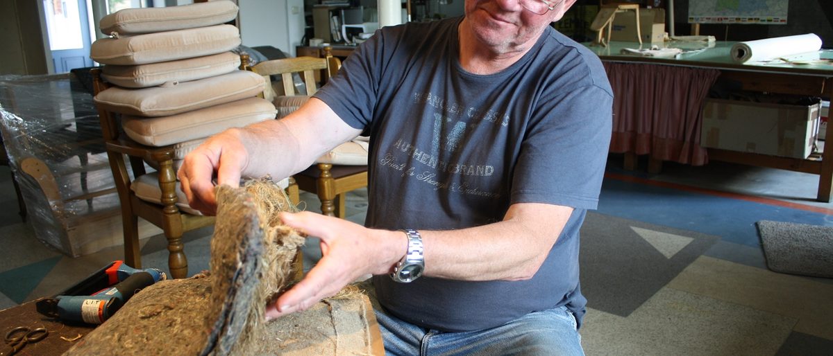 Polstert ganz traditionell: Jens Zemke in seiner Werkstatt in Rohrberg. Polstert ganz traditionell: Jens Zemke in seiner Werkstatt in Rohrberg.