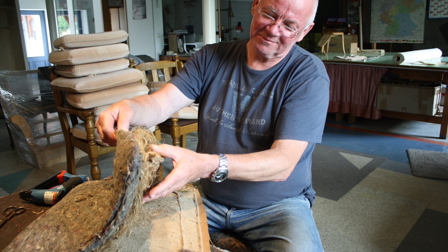 Polstert ganz traditionell: Jens Zemke in seiner Werkstatt in Rohrberg.