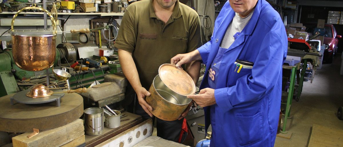 Vater und Sohn: Friedrich Kretschmer (68) und Matthias Kretschmer (38) in der Werkstatt. Vater und Sohn: Friedrich Kretschmer (68) und Matthias Kretschmer (38) in der Werkstatt.