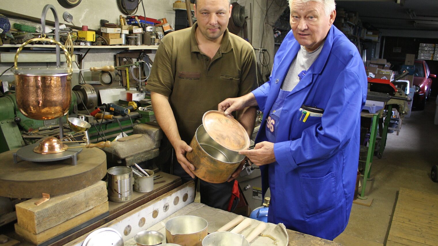 Vater und Sohn: Friedrich Kretschmer (68) und Matthias Kretschmer (38) in der Werkstatt.