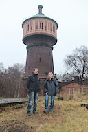 Geschäftsführer Andreas Becker und Bauleiterin Katja Kurz vor einem aktuellen Bauprojekt der ing-tec Magdeburg GmbH: Der Wasserturm in Magdeburg-Salbke.