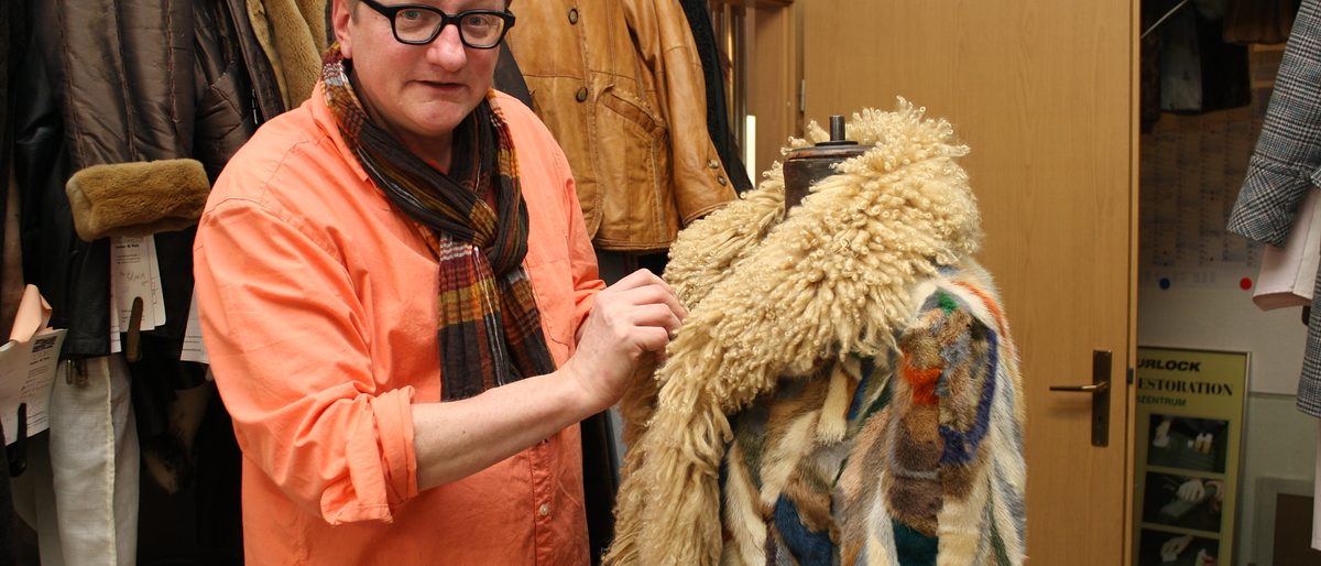Kürschnermeister Stefan Gehring mit einem Pelzmantel, den er aufgearbeitet hat. Kürschnermeister Stefan Gehring mit einem Pelzmantel, den er aufgearbeitet hat.