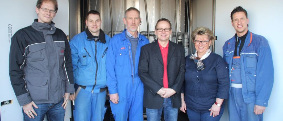 Vor der Wiederaufbereitungsanlage (v.l.): Student Sascha Pahl, Monteur Andreas Schmidt, IngenieurNiels Nielsen, Torsten Gerlach, Angela Gerlach, Monteur Christian Berthold. Vor der Wiederaufbereitungsanlage (v.l.): Student Sascha Pahl, Monteur Andreas Schmidt, IngenieurNiels Nielsen, Torsten Gerlach, Angela Gerlach, Monteur Christian Berthold.