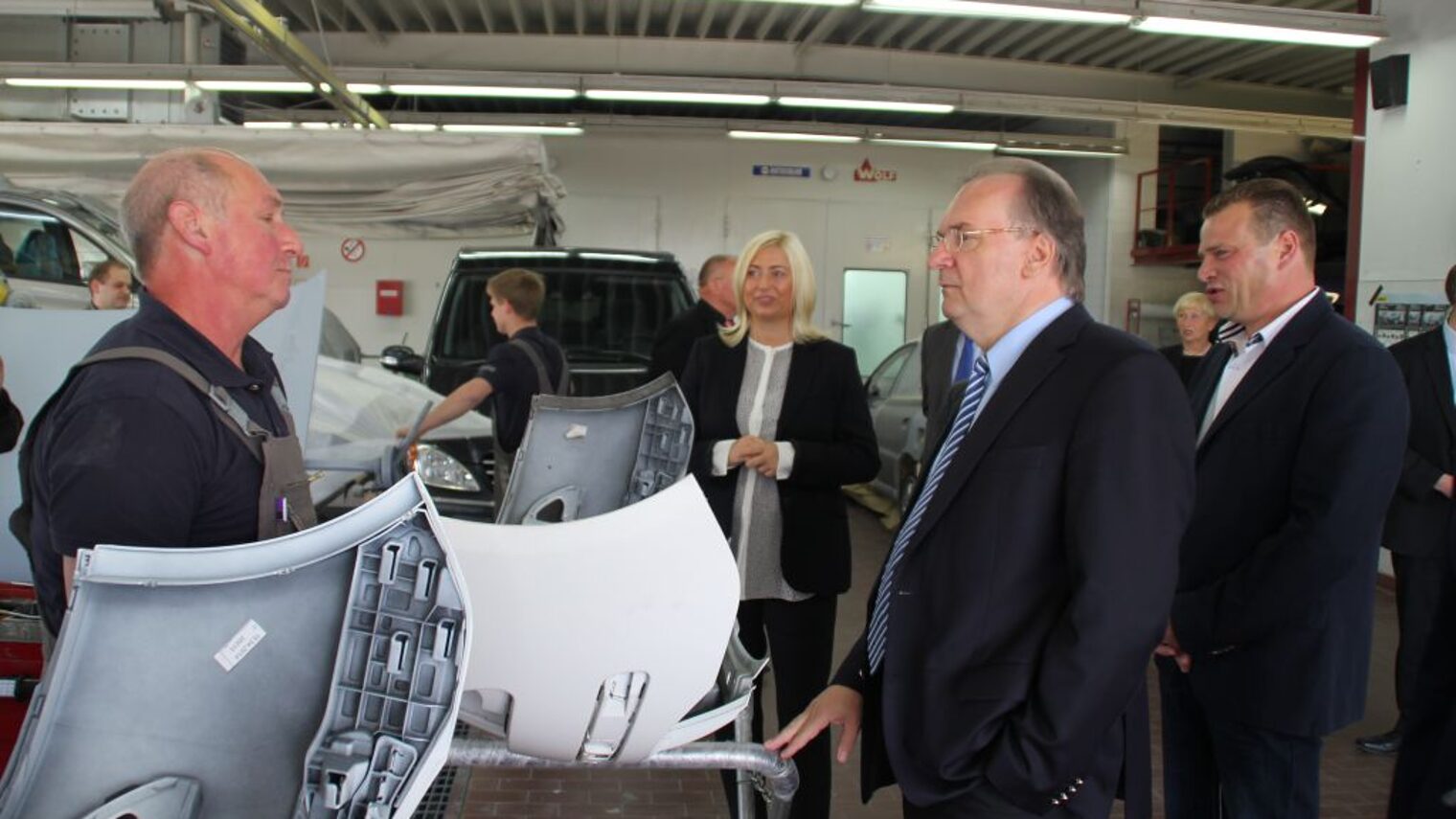 Der Ministerpräsident beim Handwerk (v.l.): Mitarbeiter Lothar Fitzner, Inhaberin Michaela Haase, Ministerpräsident Reiner Haseloff, Betriebsleiter Michael Haase.