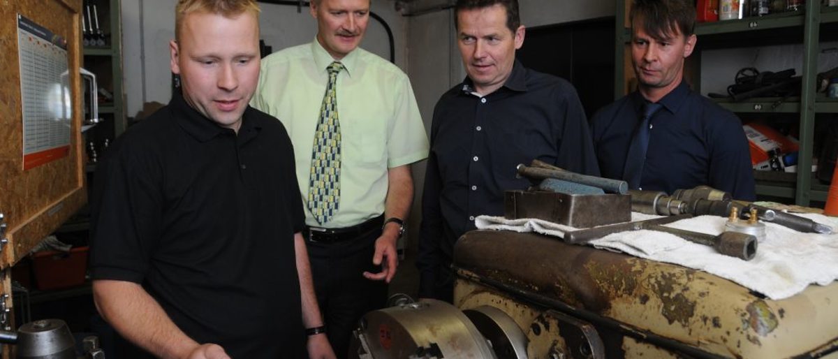 Betriebsbesuch bei der Elbe-Saale-Metallbau GbR: Inhaber Christian Wendt, Handwerkskammer-Hauptgeschäftsführer Burghard Grupe, Präsident Hagen Mauer und Thomas Kühne von der Investitionsbank. Betriebsbesuch bei der Elbe-Saale-Metallbau GbR: Inhaber Christian Wendt, Handwerkskammer-Hauptgeschäftsführer Burghard Grupe, Präsident Hagen Mauer und Thomas Kühne von der Investitionsbank.