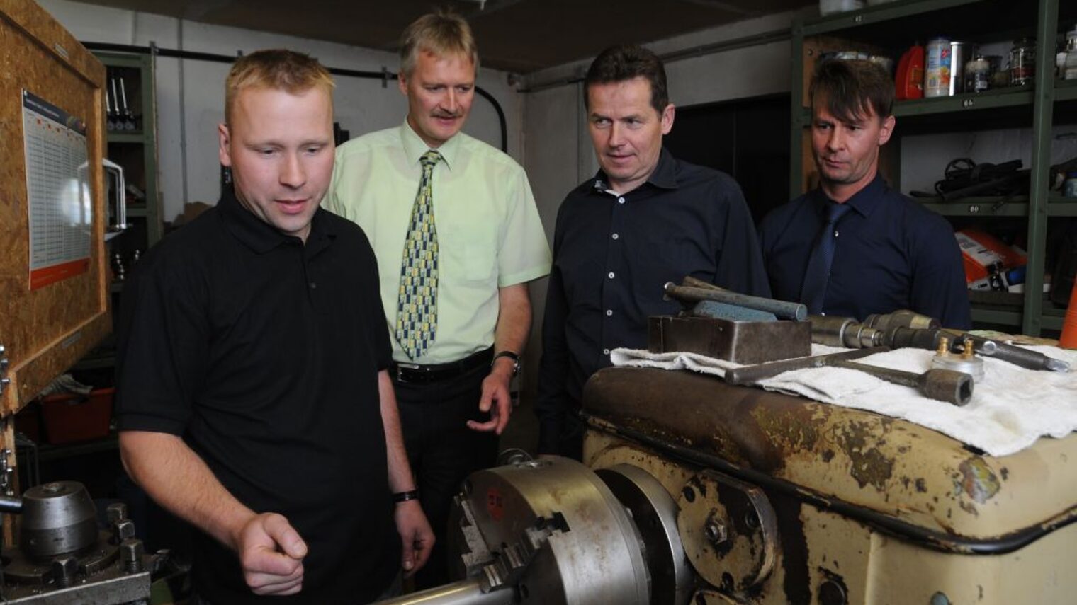 Betriebsbesuch bei der Elbe-Saale-Metallbau GbR: Inhaber Christian Wendt, Handwerkskammer-Hauptgeschäftsführer Burghard Grupe, Präsident Hagen Mauer und Thomas Kühne von der Investitionsbank.