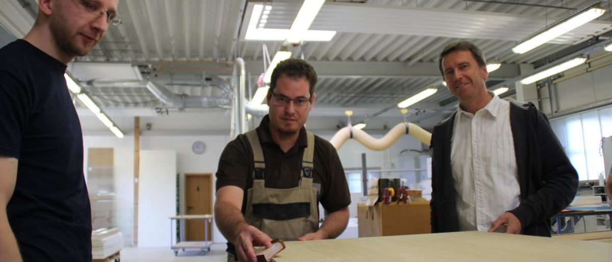 In der Werkstatt: Werkstattmeister Christian Beck (v.l.), Lehrling Salvador Contelles Gimeno und Geschäftsführer Frank Bögelsack. In der Werkstatt: Werkstattmeister Christian Beck (v.l.), Lehrling Salvador Contelles Gimeno und Geschäftsführer Frank Bögelsack.