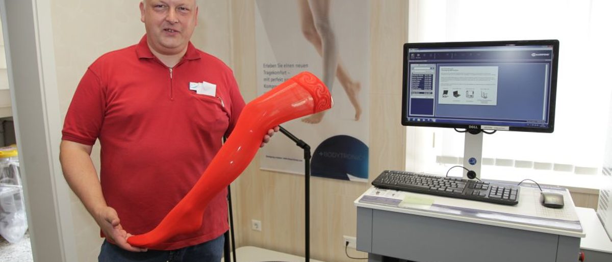 Baldur Berg setzt auf Innovation: Für den neuen Kompressionsstrumpf werden die Extremitäten mit dem Laser vermessen. Diese Maße gehen dann per Datenleitung direkt zum Hersteller. Baldur Berg setzt auf Innovation: Für den neuen Kompressionsstrumpf werden die Extremitäten mit dem Laser vermessen. Diese Maße gehen dann per Datenleitung direkt zum Hersteller.