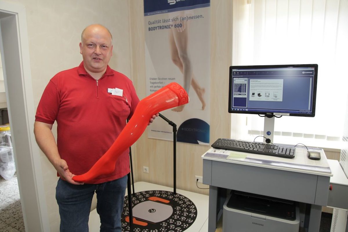 Baldur Berg setzt auf Innovation: Für den neuen Kompressionsstrumpf werden die Extremitäten mit dem Laser vermessen. Diese Maße gehen dann per Datenleitung direkt zum Hersteller.