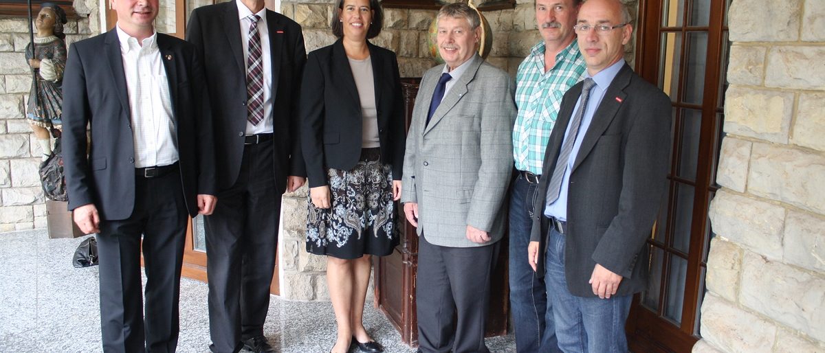 Nach dem Gespräch mit Handwerksmeistern (v.l.): Thomas Rimpler vom Unternehmerbüro der Stadt Halberstadt, Handwerkskammer-Hauptgeschäftsführer Burghard Grupe, Staatssekretärin Dr. Tamara Zieschang, Karl-Heinz Jahns von der Ostharz-Elektrotechnik GmbH Harzgerode, Obermeister Hartwig Behrens von der Bäcker-Innung Harzland-Staßfurt und Wulfhard Böker von der Kreishandwerkerschaft Harz-Bode. Nach dem Gespräch mit Handwerksmeistern (v.l.): Thomas Rimpler vom Unternehmerbüro der Stadt Halberstadt, Handwerkskammer-Hauptgeschäftsführer Burghard Grupe, Staatssekretärin Dr. Tamara Zieschang, Karl-Heinz Jahns von der Ostharz-Elektrotechnik GmbH Harzgerode, Obermeister Hartwig Behrens von der Bäcker-Innung Harzland-Staßfurt und Wulfhard Böker von der Kreishandwerkerschaft Harz-Bode.