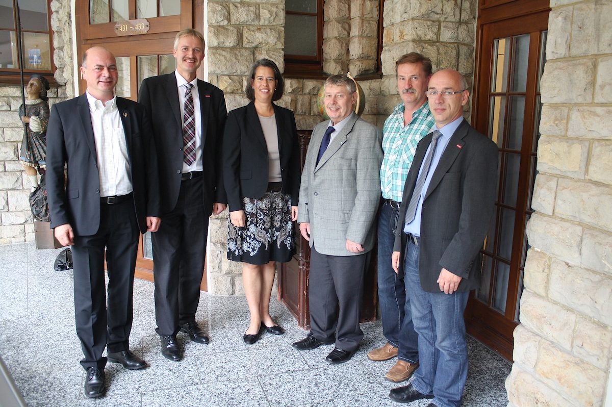 Nach dem Gespräch mit Handwerksmeistern (v.l.): Thomas Rimpler vom Unternehmerbüro der Stadt Halberstadt, Handwerkskammer-Hauptgeschäftsführer Burghard Grupe, Staatssekretärin Dr. Tamara Zieschang, Karl-Heinz Jahns von der Ostharz-Elektrotechnik GmbH Harzgerode, Obermeister Hartwig Behrens von der Bäcker-Innung Harzland-Staßfurt und Wulfhard Böker von der Kreishandwerkerschaft Harz-Bode.