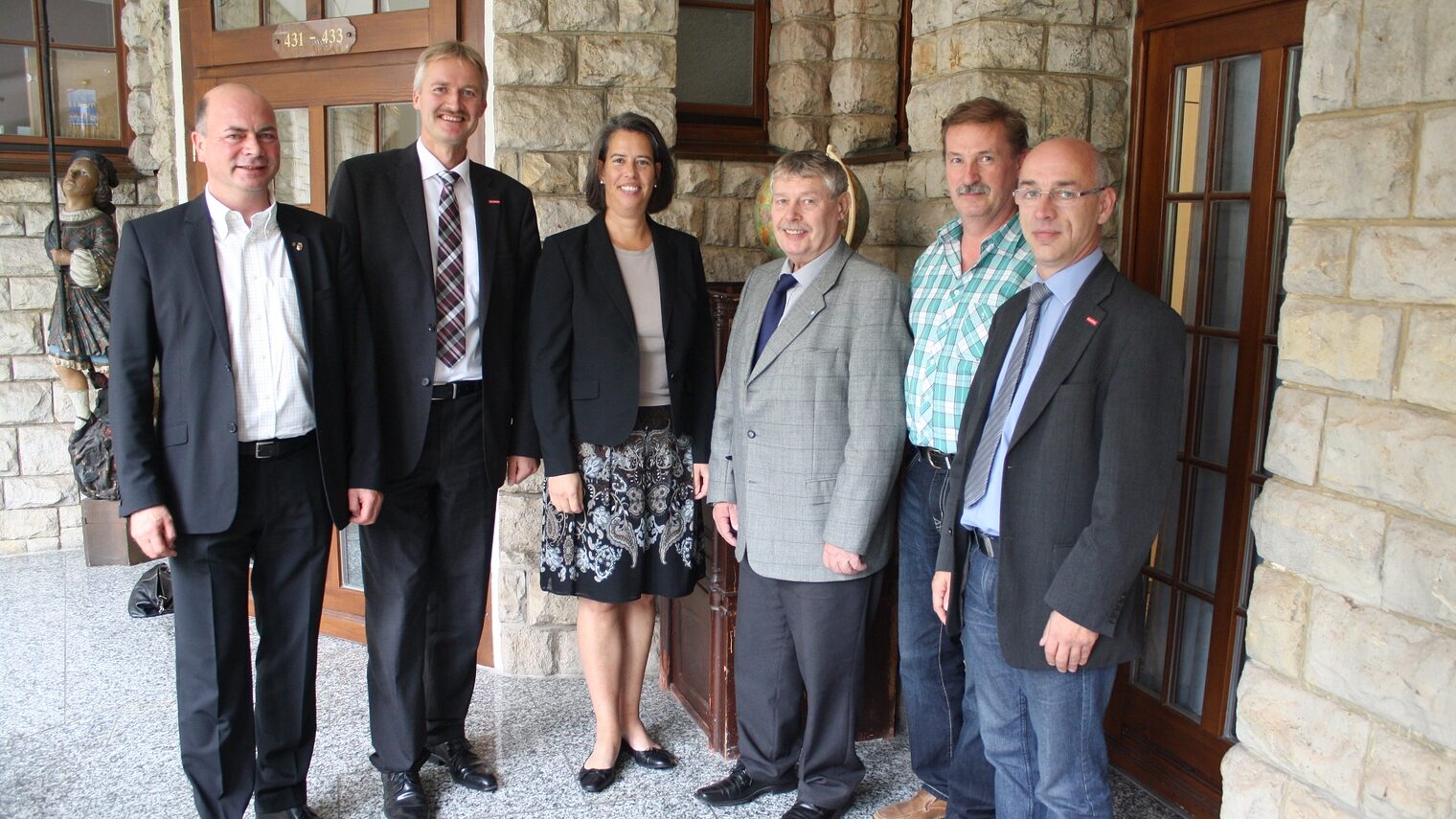 Nach dem Gespräch mit Handwerksmeistern (v.l.): Thomas Rimpler vom Unternehmerbüro der Stadt Halberstadt, Handwerkskammer-Hauptgeschäftsführer Burghard Grupe, Staatssekretärin Dr. Tamara Zieschang, Karl-Heinz Jahns von der Ostharz-Elektrotechnik GmbH Harzgerode, Obermeister Hartwig Behrens von der Bäcker-Innung Harzland-Staßfurt und Wulfhard Böker von der Kreishandwerkerschaft Harz-Bode.