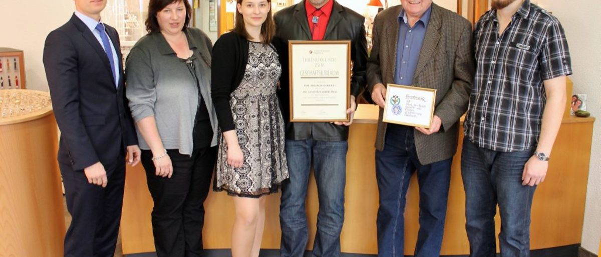 Gratulation zum Jubiläum (v.l.): Handwerkskammer-Vizepräsident Alexander Wendt, Innungsobermeisterin Ulrike Galke-Carl, Lisa Roberts, Michael Roberts, Heinz Baumann (ehemals Kreishandwerkerschaft) und LarsRoberts. Gratulation zum Jubiläum (v.l.): Handwerkskammer-Vizepräsident Alexander Wendt, Innungsobermeisterin Ulrike Galke-Carl, Lisa Roberts, Michael Roberts, Heinz Baumann (ehemals Kreishandwerkerschaft) und LarsRoberts.