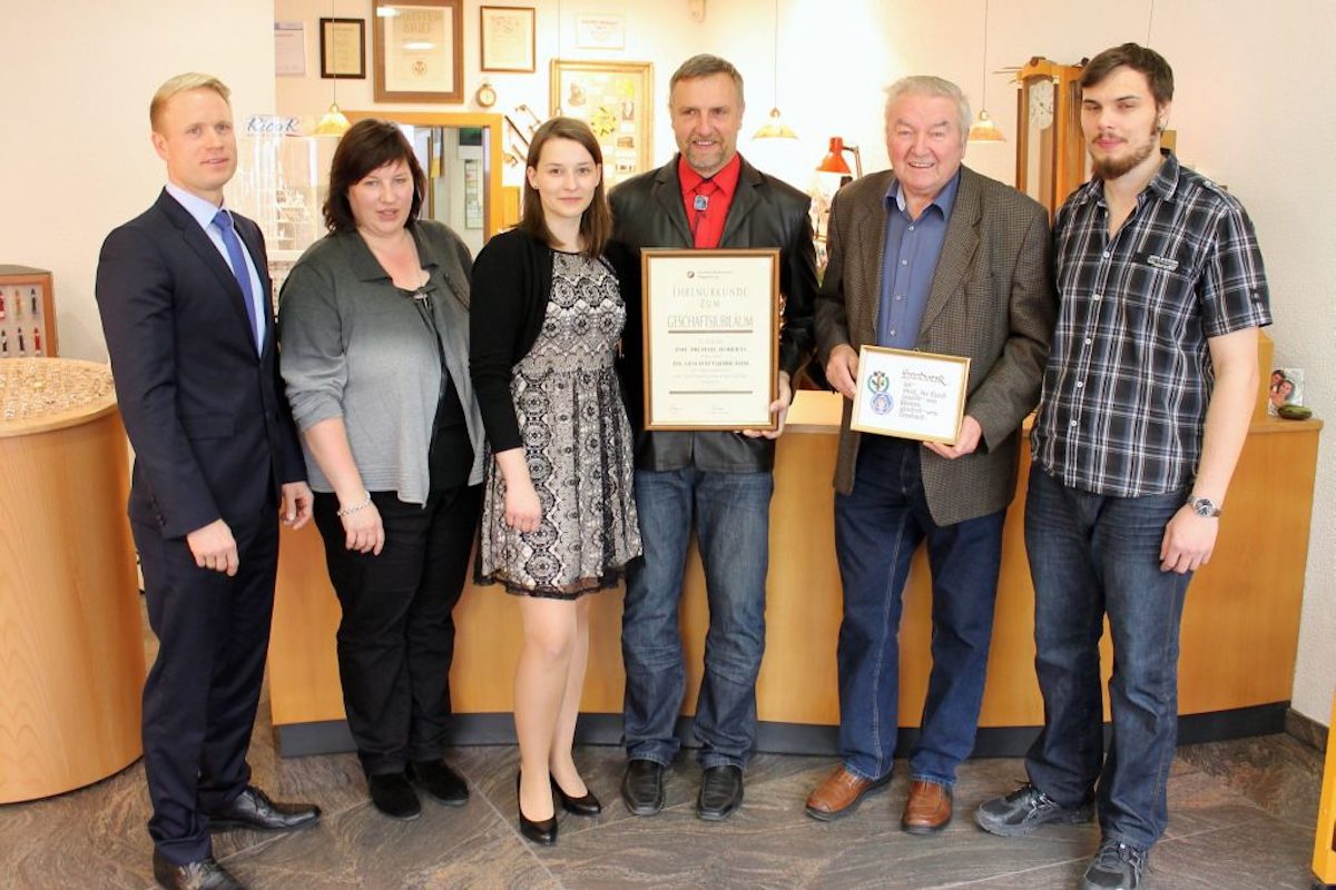 Gratulation zum Jubiläum (v.l.): Handwerkskammer-Vizepräsident Alexander Wendt, Innungsobermeisterin Ulrike Galke-Carl, Lisa Roberts, Michael Roberts, Heinz Baumann (ehemals Kreishandwerkerschaft) und Lars Roberts.