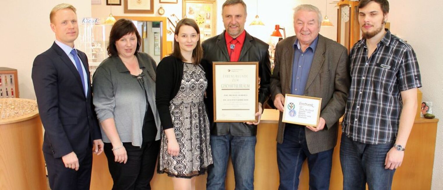 Gratulation zum Jubiläum (v.l.): Handwerkskammer-Vizepräsident Alexander Wendt, Innungsobermeisterin Ulrike Galke-Carl, Lisa Roberts, Michael Roberts, Heinz Baumann (ehemals Kreishandwerkerschaft) und Lars Roberts.