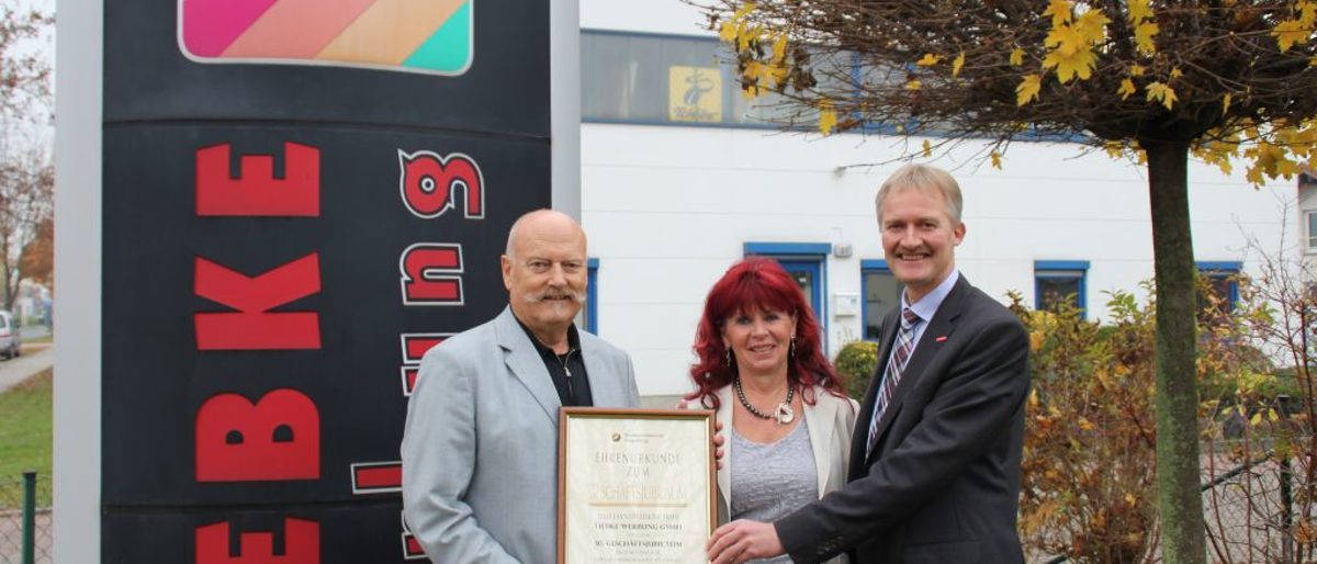 50 Jahre Liebke-Werbung: Urkunden-Übergabe an Herbert und Karola Liebke durch Handwerkskammer-Hauptgeschäftsführer Burghard Grupe (r.) 50 Jahre Liebke-Werbung: Urkunden-Übergabe an Herbert und Karola Liebke durch Handwerkskammer-Hauptgeschäftsführer Burghard Grupe (r.)