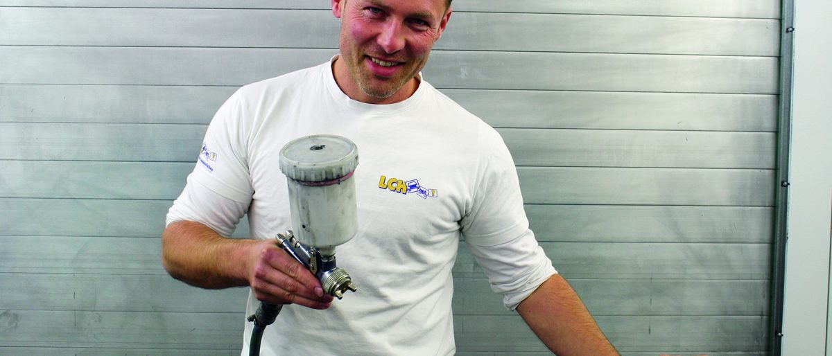 Daniel Heger bei der Arbeit in seiner Lackiererei. Daniel Heger bei der Arbeit in seiner Lackiererei.