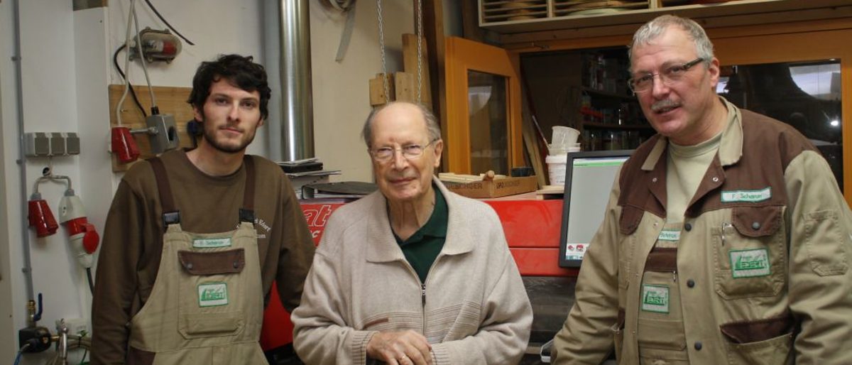 Drei Tischlergenerationen: Hendryk Scharun, Ernst-Wilhelm Edert und Frank Scharun (v.l.) in der Werkstatt. Drei Tischlergenerationen: Hendryk Scharun, Ernst-Wilhelm Edert und Frank Scharun (v.l.) in der Werkstatt.