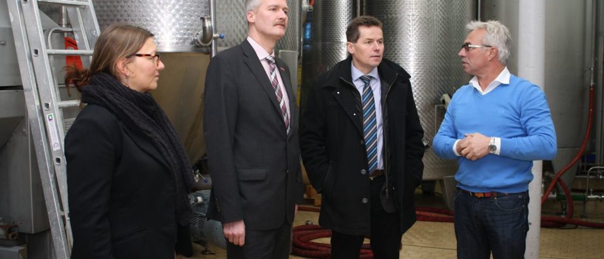 Betriebsführung: Geschäftsführer Stefan Schulz (v.r.) zeigt Präsident Hagen Mauer, HauptgeschäftsführerBurghard Grupe und Messeberaterin Ivonne Ahlheit die Obstverarbeitungsanlage. Betriebsführung: Geschäftsführer Stefan Schulz (v.r.) zeigt Präsident Hagen Mauer, HauptgeschäftsführerBurghard Grupe und Messeberaterin Ivonne Ahlheit die Obstverarbeitungsanlage.