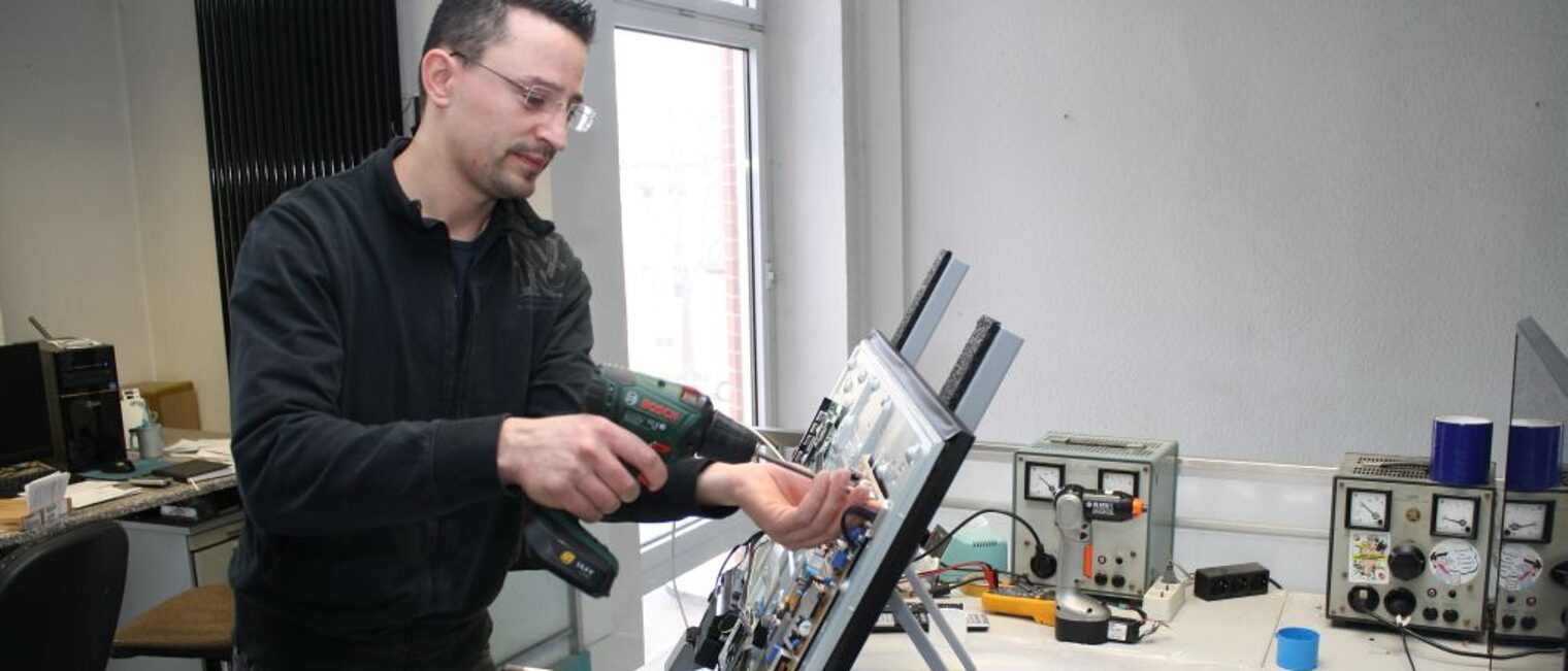 Fernseher kaputt?: Die Reparatur defekter Fernsehgeräte ist der Haupttätigkeitsbereich von Uwe Beholz, dem Geschäftsführer der Firma Rundfunk und Fernsehen Nord in Magdeburg. Fernseher kaputt?: Die Reparatur defekter Fernsehgeräte ist der Haupttätigkeitsbereich von Uwe Beholz, dem Geschäftsführer der Firma Rundfunk und Fernsehen Nord in Magdeburg.