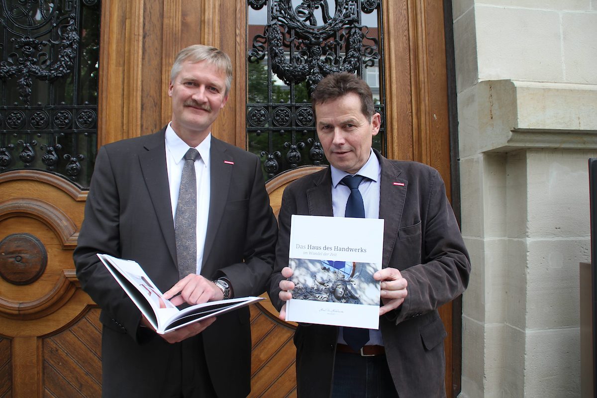 Handwerkskammer-Präsident Hagen Mauer (rechts) und Hauptgeschäftsführer Burghard Grupe präsentieren das Buch "Das Haus des Handwerks im Wandel der Zeit". Handwerkskammer-Präsident Hagen Mauer (rechts) und Hauptgeschäftsführer Burghard Grupe präsentieren das Buch "Das Haus des Handwerks im Wandel der Zeit".