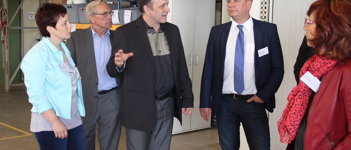 Thomas Krone (3.v.l.) informierte vor Ort in seinem Unternehmen Schutzgitteranlagen Krone einige interessierte Teilnehmer des Praxisworkshops. Thomas Krone (3.v.l.) informierte vor Ort in seinem Unternehmen Schutzgitteranlagen Krone einige interessierte Teilnehmer des Praxisworkshops.