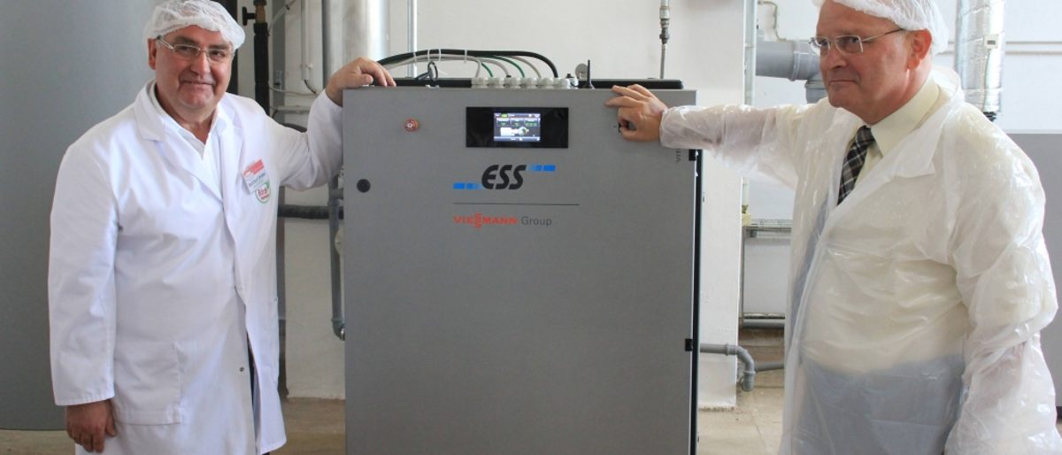 Startschuss per Knopfdruck: Landrat Hans Walker (r.) startete gemeinsam mit Geschäftsführer Reinhard Weber (l.) das Blockheizkraftwerk. Startschuss per Knopfdruck: Landrat Hans Walker (r.) startete gemeinsam mit Geschäftsführer Reinhard Weber (l.) das Blockheizkraftwerk.