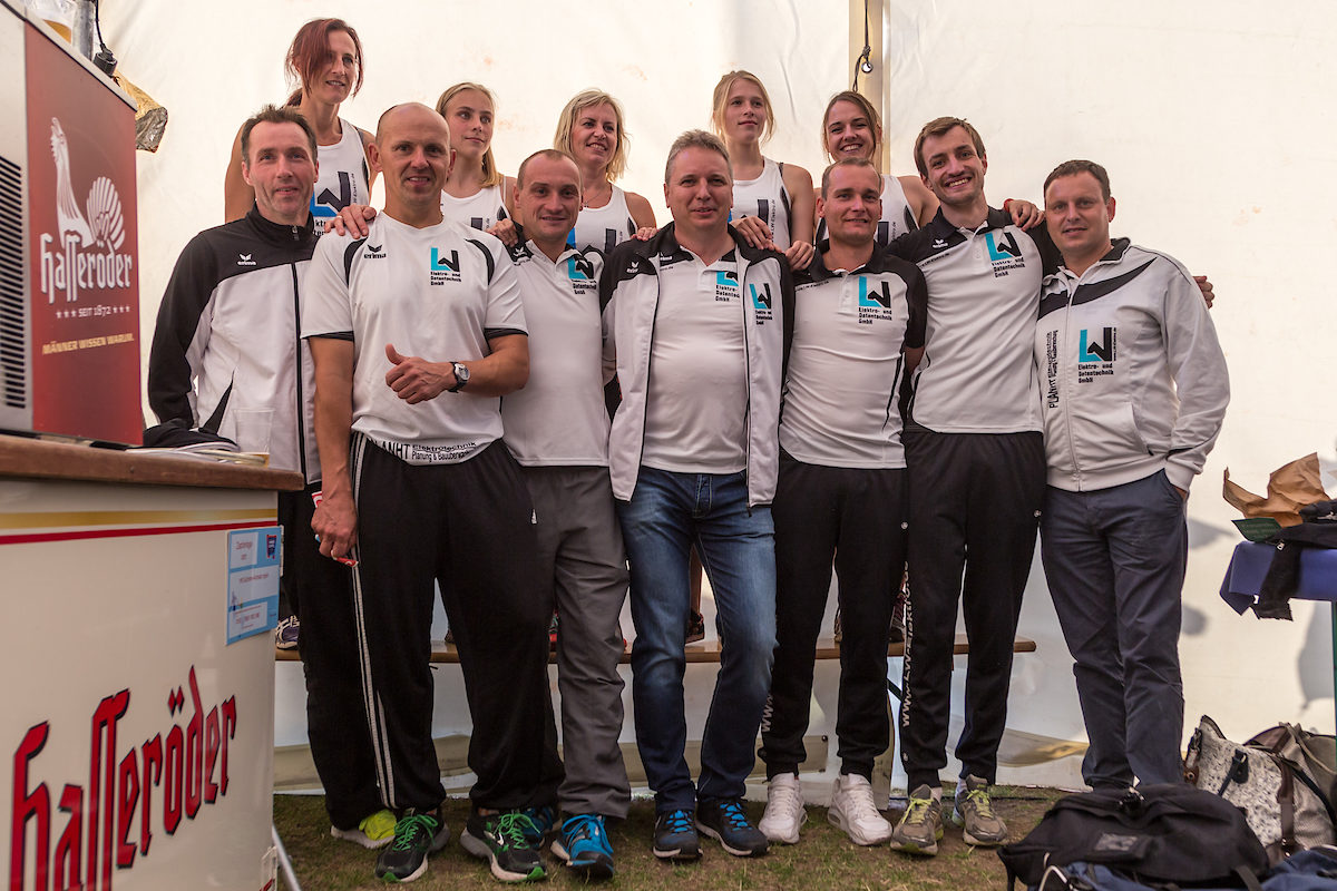 Tolle Ergebnisse: Die beiden Teams der L&W Elektro- und Datentechnik GmbH aus Osterweddingen mit Geschäftsführer Oliver Laube (Mitte).