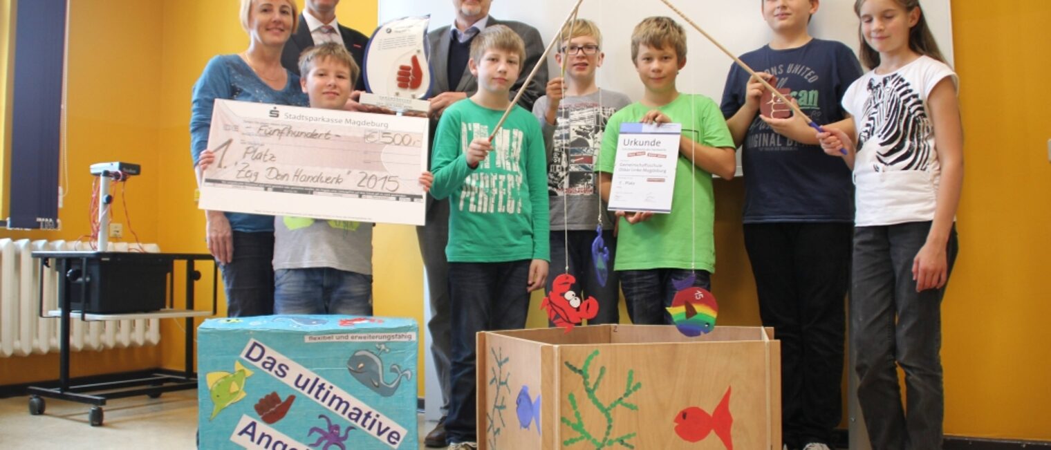 Technik-Lehrerin Birgit Schultz, Handwerkskammer-Hauptgeschäftsführer Burghard Grupe (l.), Schulleiter Lutz Ackermann und Schülerinnen und Schüler der 6. Klasse. Technik-Lehrerin Birgit Schultz, Handwerkskammer-Hauptgeschäftsführer Burghard Grupe (l.), Schulleiter Lutz Ackermann und Schülerinnen und Schüler der 6. Klasse.