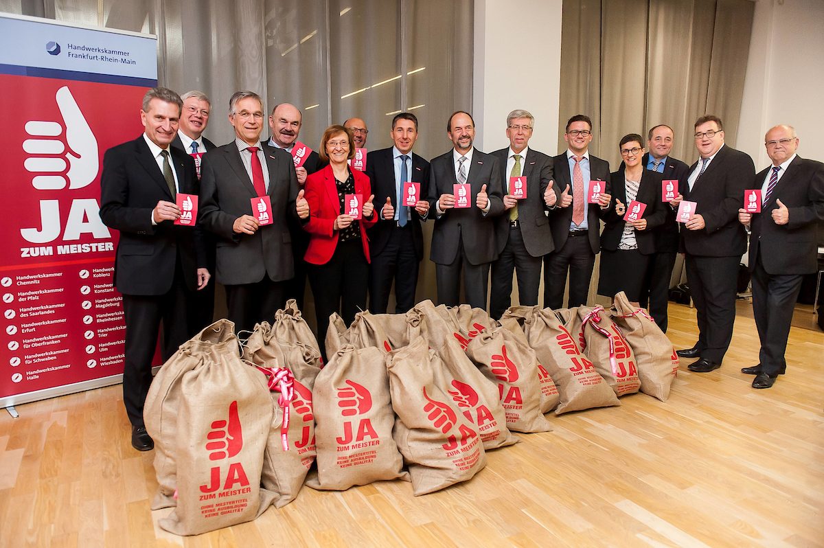 Übergabe der "Ja zum Meister"-Unterschriftenkarten an Kommissar Günther Oettinger am 9. November 2015 in Brüssel.