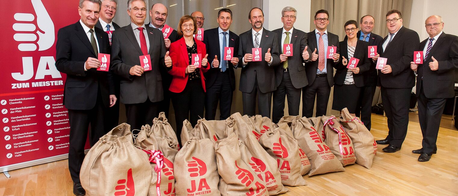 Übergabe der "Ja zum Meister"-Unterschriftenkarten an Kommissar Günther Oettinger am 9. November 2015 in Brüssel. Übergabe der "Ja zum Meister"-Unterschriftenkarten an Kommissar Günther Oettinger am 9. November 2015 in Brüssel.