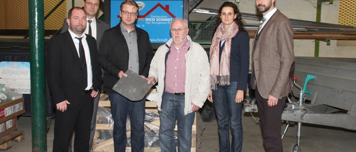Übergeber, Übernehmer und Partner (v.l.): Nils Sandvoß und Matthias Neumann von der Investitionsbank, Inhaber Nico Schmidt, Altinhaber Engelbert Schmidt, Romy Meseberg und Matthias Zieler von der Handwerkskammer. Übergeber, Übernehmer und Partner (v.l.): Nils Sandvoß und Matthias Neumann von der Investitionsbank, Inhaber Nico Schmidt, Altinhaber Engelbert Schmidt, Romy Meseberg und Matthias Zieler von der Handwerkskammer.